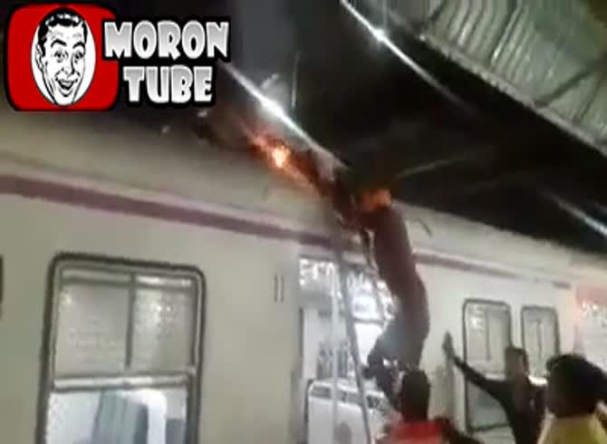 Video :A guy was electrocuted on a train roof (public warning)